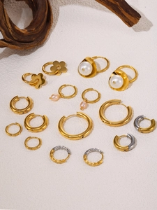 Detailed set of 18K gold-plated stainless steel hoops and pink pearl drop earrings