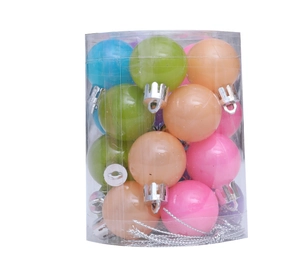 Détail de boules de Noël mates colorées avec boucles argentées dans un tube clair