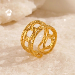 Drelagiger vergoldeter Edelstahlring mit hohlgearbeitetem Kettendesign auf weißem Kristall