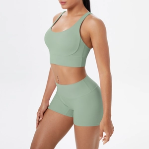 Détails de l'ensemble de yoga gris-vert avec brassière dos nageur et short taille haute