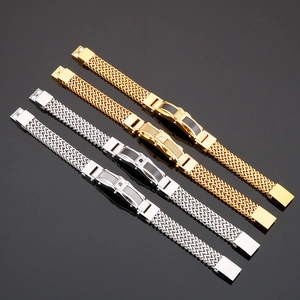 Détail de bracelets homme en acier inoxydable or et argent avec insert carbone