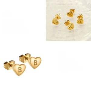 Details von vergoldeten Herz-Ohrringen aus Edelstahl mit gravierten Buchstaben