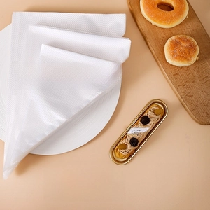 Gros plan de poches à douille jetables avec texture antidérapante pour décoration gâteaux