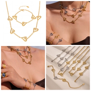 Collage di collana e bracciale con maglie a cuore lucido in finitura oro e argento
