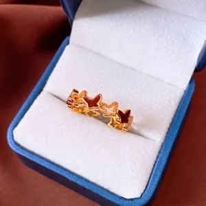 Bague ouverte papillon plaquée or 18 carats avec émail rouge et motif ajouré en boîte