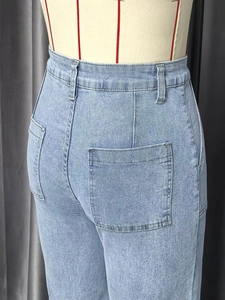 Detailopname van lichtblauwe high-waist jeans met handige achterzakken en denimtextuur