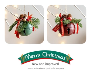 Detail von Weihnachtsglocken mit Tannenzapfen und Sternen für Christbaumschmuck