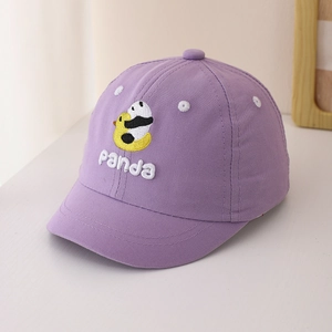 Detail der Panda-Stickerei auf einer lilafarbenen Kinder-Baseballkappe aus Baumwolle