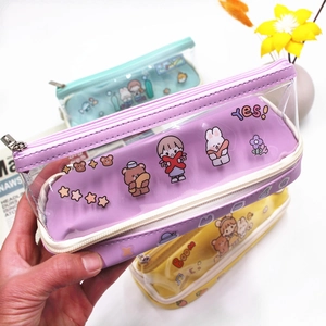 Détail d'une trousse en PVC transparent avec dessins animés et fermeture éclair en métal