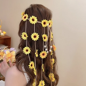 Detailansicht des Bohème-Sonnenblumen-Stirnbands mit langen floralen Quasten und Flechtschnur