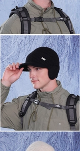 Dettaglio cappello invernale da uomo in maglia con paraorecchie per attività all'aperto
