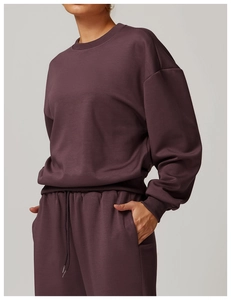 Détails de l'ensemble sweat bordeaux avec poignets côtelés et taille à cordon de serrage