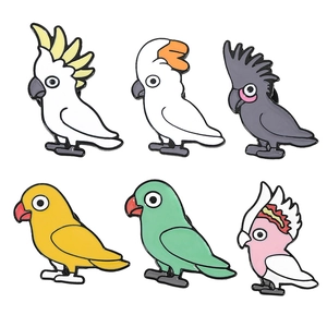 Lot de six broches émaillées colorées représentant divers perroquets mignons et variés