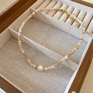 Détail du collier de perles d'eau douce avec perles de nacre et fermoir doré