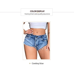 Detailansicht des ausgefransten Saums und Denim-Stoffs der Damen-Stretch-Hotpants