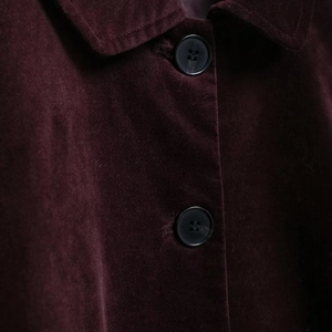 Veste élégante en velours bordeaux avec revers classique et boutons noirs