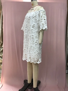 Details der weißen Lochstickerei am schulterfreien Sommer-Minikleid aus Spitze
