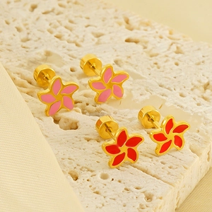 Mini-Blumen-Emaille-Ohrstecker aus Edelstahl in Rosa und Rot auf Stein