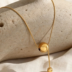 Collier minimaliste en acier inoxydable plaqué or 18K avec pendentif boule et pompon