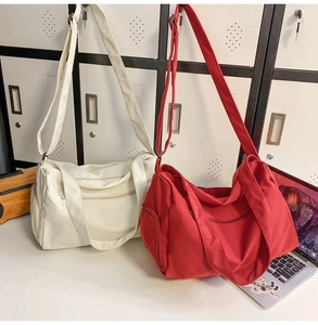 Détails des grands sacs de fitness rouge et blanc avec bandoulière réglable sur bureau