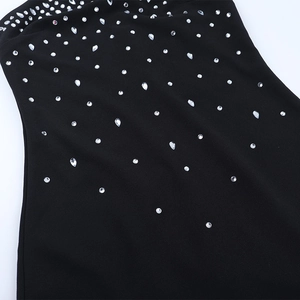 Gros plan de strass étincelants sur une robe de soirée dos nu noire élégante
