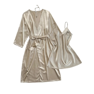 Ensemble de détente en satin champagne avec chemise de nuit à col V et peignoir ceinturé