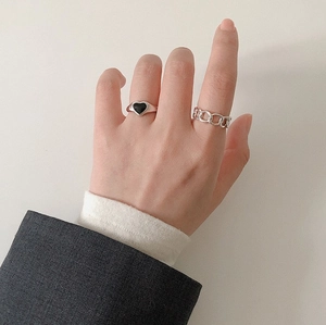 Minimalist S925 sterling silver ring set with black heart and chain design on hand