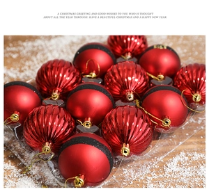 Détail de boules de Noël rayées rouges et ceinture de Père Noël en lot de 12 pièces