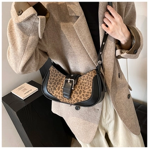 Sac bandoulière imprimé léopard chic avec bandoulière en cuir et blazer beige élégant