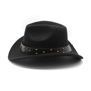 Détail d'un chapeau de cowboy en laine noire avec bande en cuir et rivets dorés