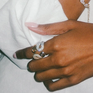 Bague ouverte multicouche en or rose avec strass et design de goutte d'eau en zircon