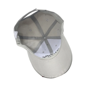 Détails de l'intérieur de la casquette montrant les coutures, l'étiquette et la doublure