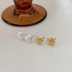 Minimalist 925 silver rose flower stud earrings in gold and silver finishes
