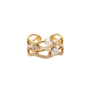 Bague multicouche dorée avec perles et zircons sur un fond blanc minimaliste