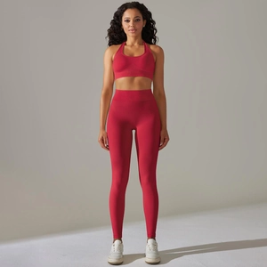 Détail d'un ensemble de yoga rouge sans couture avec ceinture côtelée et brassière sport