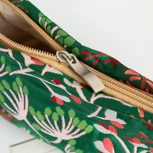 Détail de la trousse de toilette florale montrant la fermeture éclair et la doublure