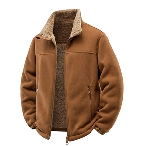 Giacca in pile spesso da uomo color caramello con fodera in sherpa e comodo collo alto