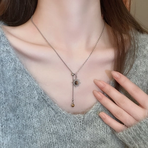 Gros plan du collier pendentif tournesol en argent avec pierre œil de tigre sur un mannequin