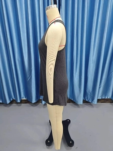 Détail de la robe sans manches gris foncé montrant la fente latérale et la maille fine
