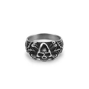 Gothic Punk Totenkopfring aus Titanstahl mit detaillierter Spinnennetzgravur auf weißem Grund
