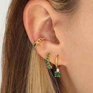 Boucles d'oreilles en forme de C plaquées or 18 carats avec pierres de zircon vert pour femme