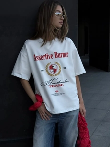 Oversized λευκό βαμβακερό T-shirt με vintage αμερικάνικο τύπωμα σε στυλ street fashion