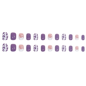 Unghie finte corte squadrate viola con stampa mucca e finitura lucida design francese