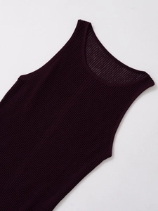 Détail du col rond et de la texture en maille côtelée sur robe sans manches mauve