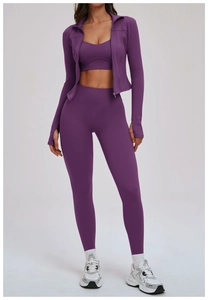 Ensemble de yoga violet avec veste zippée, brassière de sport et legging taille haute