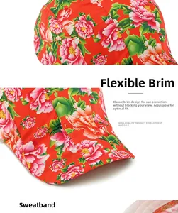 Dettaglio della visiera curva e della fascia interna del cappello con fiori di peonia