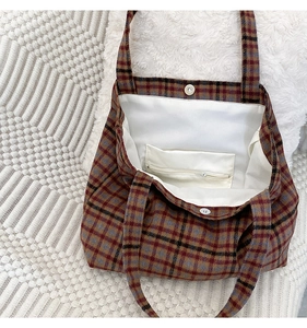 Détail de la fermeture magnétique et de l'intérieur spacieux avec poche zippée du sac