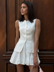 Ensemble d'été chic avec gilet sans manches blanc et mini-jupe bouffante en lin léger