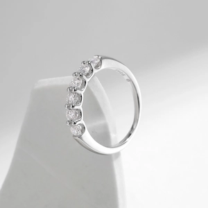 Elegant S925 sterling silver ring featuring sparkling D color moissanite stones