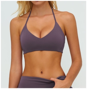 Detailaufnahme des lila Halter-Sport-BHs mit mattem Finish und offenem Rückendesign
